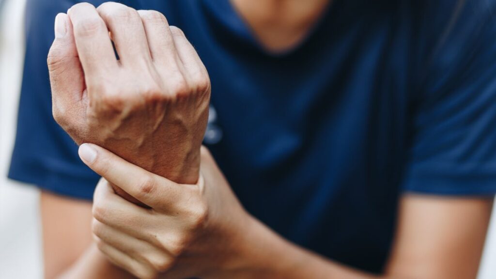 أخطر أعراض التهاب الأعصاب الطرفية وطرق العلاج المجرب في المنزل